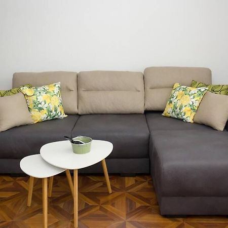 Perfect Summer Vacation Rental - One-Bedroom Flat By Flat Mаnager โทโพลา ภายนอก รูปภาพ
