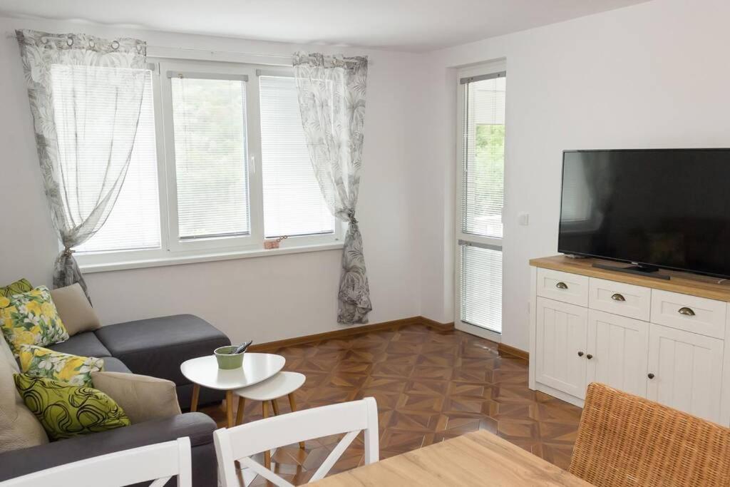 Perfect Summer Vacation Rental - One-Bedroom Flat By Flat Mаnager โทโพลา ภายนอก รูปภาพ