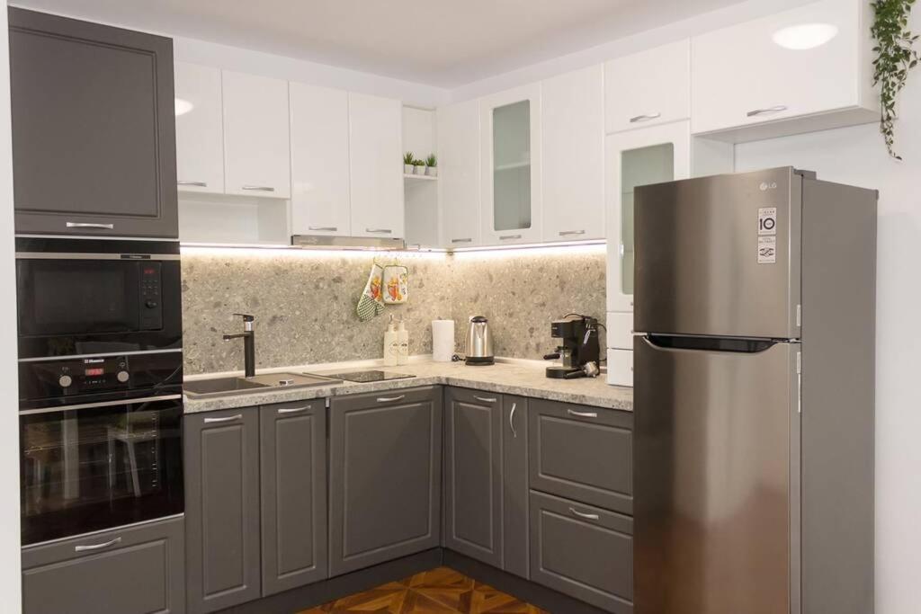 Perfect Summer Vacation Rental - One-Bedroom Flat By Flat Mаnager โทโพลา ภายนอก รูปภาพ