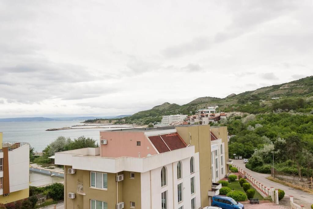 Perfect Summer Vacation Rental - One-Bedroom Flat By Flat Mаnager โทโพลา ภายนอก รูปภาพ