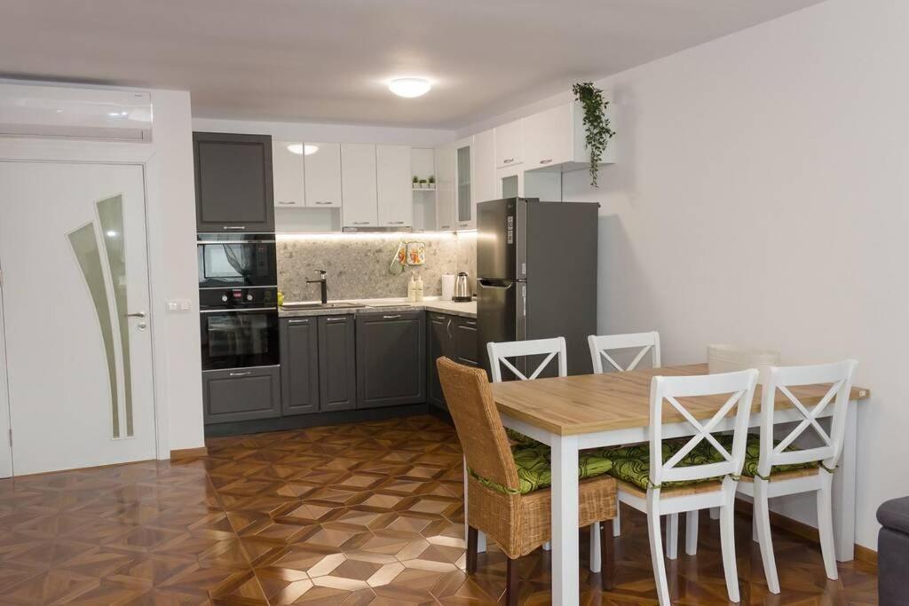 Perfect Summer Vacation Rental - One-Bedroom Flat By Flat Mаnager โทโพลา ภายนอก รูปภาพ