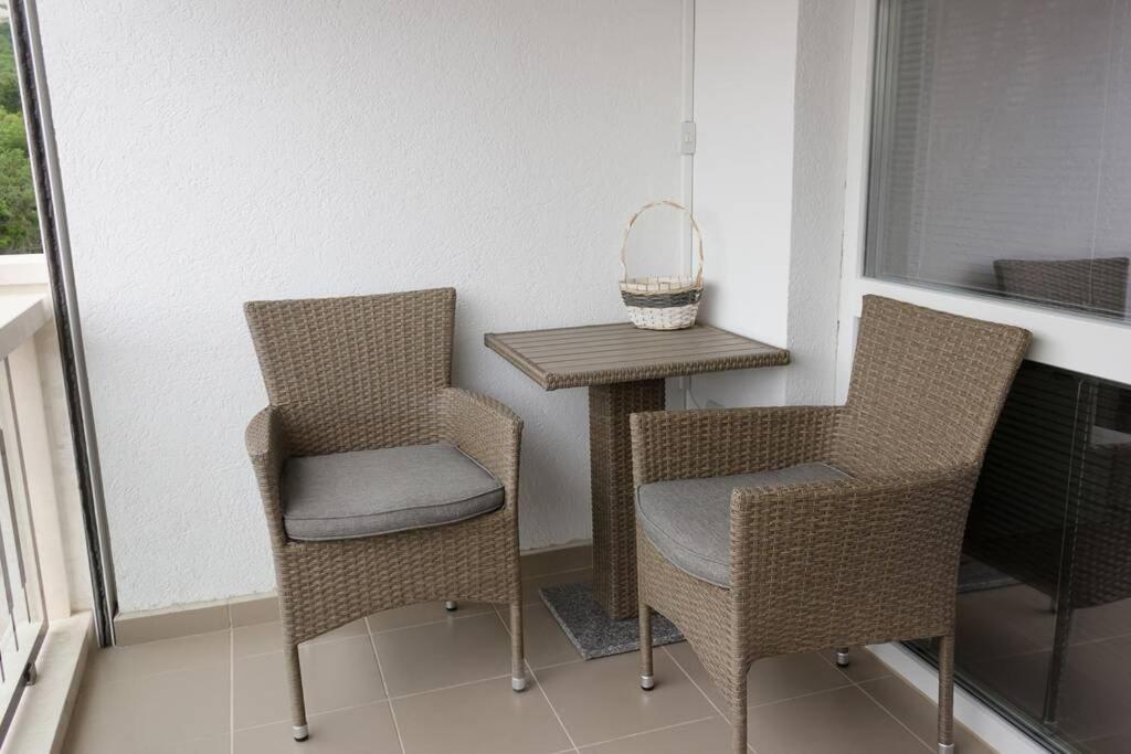 Perfect Summer Vacation Rental - One-Bedroom Flat By Flat Mаnager โทโพลา ภายนอก รูปภาพ